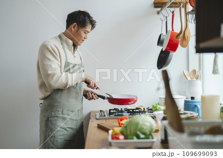 キッチンで料理をする30代の男性 キッチンで料理をする30代の男性 109699093