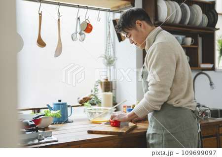 キッチンで料理をする30代半ばの男性 キッチンで料理をする30代半ばの男性 109699097
