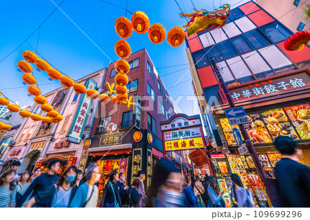 日本の横浜都市景観 2024春節燈花の横浜中華街。中華街大通りにドラゴン提灯登場＝11月3日 109699296
