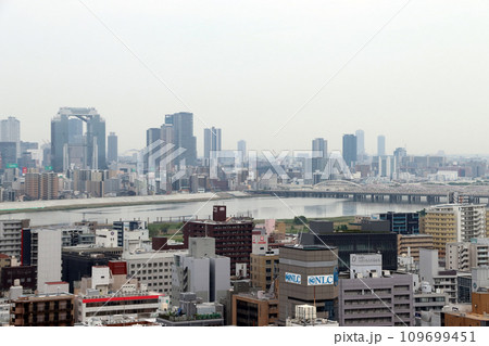 新大阪から望む大阪市淀川区十三地区の都市風景 新大阪から望む大阪市淀川区十三地区の都市風景 109699451