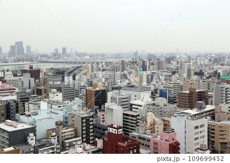 新大阪から望む大阪市淀川区十三地区の都市風景 新大阪から望む大阪市淀川区十三地区の都市風景 109699452