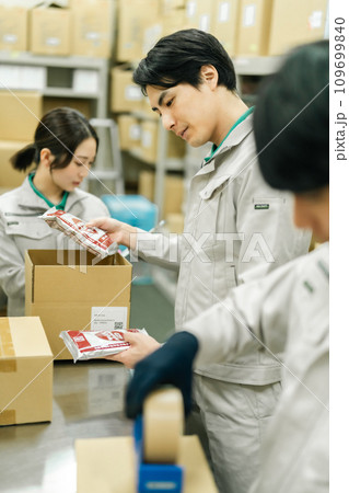 バックヤードで梱包作業をする作業員 バックヤードで梱包作業をする作業員 109699840