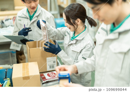 倉庫で箱詰めをする若いスタッフ 倉庫で箱詰めをする若いスタッフ 109699844