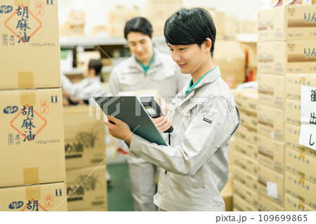 バックヤードで在庫管理する若い男性 バックヤードで在庫管理する若い男性 109699865