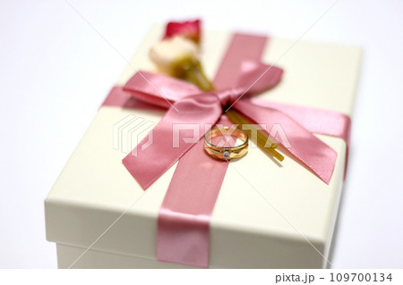 Gift box with pink ribbon decoration, gold ring and case 109700134