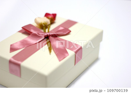 Gift box with pink ribbon decoration, gold ring and case Gift box with pink ribbon decoration, gold ring and case 109700139