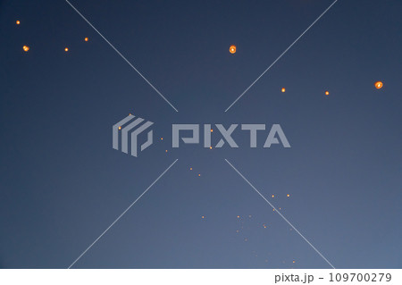 Thai people release sky floating lanterns or lamp to worship Buddha's relics at night. Traditional festival in Chiang mai, Thailand. Loy krathong 109700279