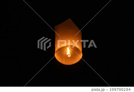 Thai people release sky floating lanterns or lamp to worship Buddha's relics at night. Traditional festival in Chiang mai, Thailand. Loy krathong 109700284