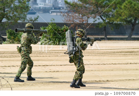 訓練展示で無反動砲を構え、前進する陸上自衛隊員 109700870