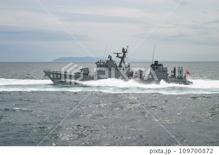 高速で航行する海上自衛隊ミサイル艇 高速で航行する海上自衛隊ミサイル艇 109700872
