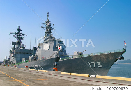 停泊中の海上自衛隊護衛艦 停泊中の海上自衛隊護衛艦 109700879