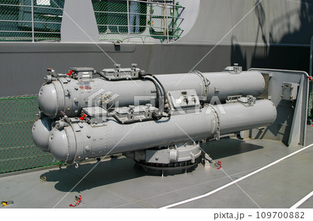 海上自衛隊護衛艦の三連装魚雷発射管 海上自衛隊護衛艦の三連装魚雷発射管 109700882