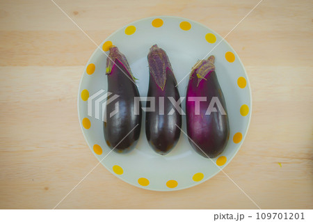 テーブルに置かれたナス 109701201