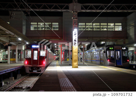 夜の西鉄二日市に停車中の西鉄電車 夜の西鉄二日市に停車中の西鉄電車 109701732