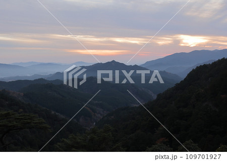 鳳来寺山 夕暮れ時の本堂からの眺め 鳳来寺山 夕暮れ時の本堂からの眺め 109701927
