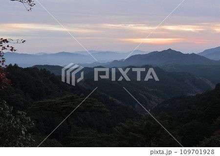 鳳来寺山 夕暮れ時の本堂からの眺め 鳳来寺山 夕暮れ時の本堂からの眺め 109701928