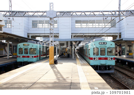 西鉄二日市に停車中の西鉄電車5000形 109701981