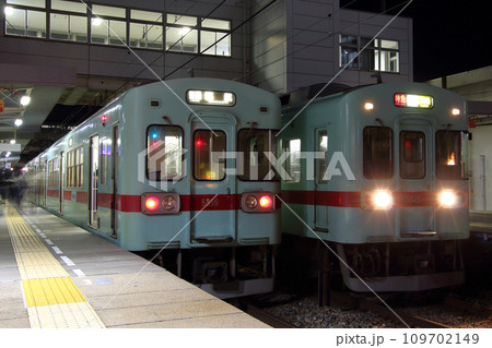 西鉄二日市に停車中の西鉄電車5000形 109702149