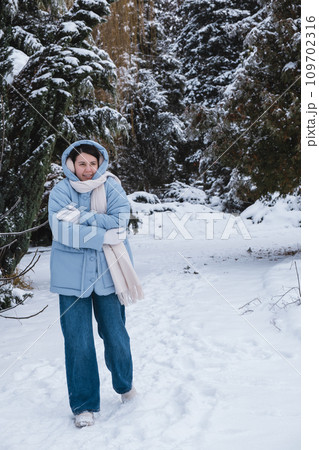portrait of the woman get frozen outdoors at cold winter day 109702316