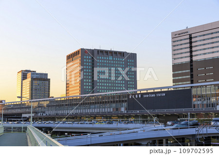 大阪市淀川区 JR新大阪駅の夕景 大阪市淀川区 JR新大阪駅の夕景 109702595