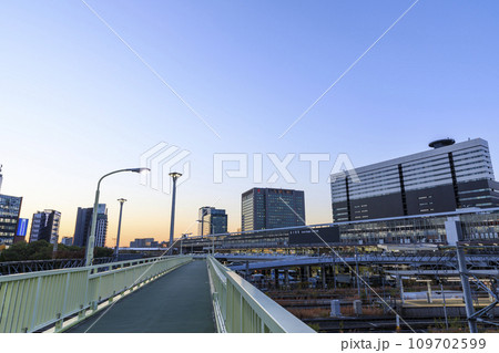 大阪市淀川区　JR新大阪駅の夕景 109702599