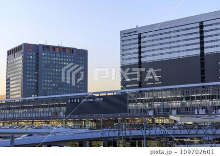 大阪市淀川区 JR新大阪駅の夕景 大阪市淀川区 JR新大阪駅の夕景 109702601