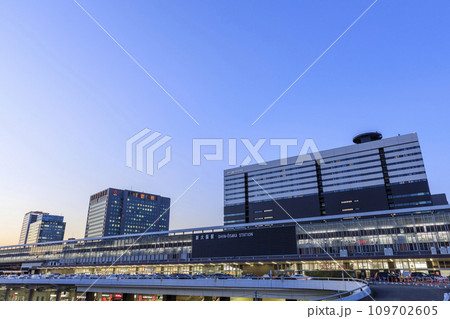 大阪市淀川区　JR新大阪駅の夕景 109702605