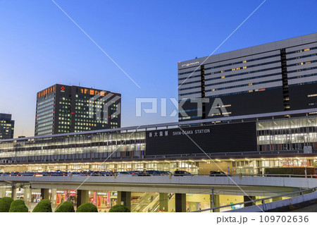 大阪市淀川区 JR新大阪駅の夜景 大阪市淀川区 JR新大阪駅の夜景 109702636