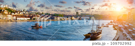 Panoramic view of Old Porto. 109702992