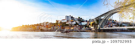 Panoramic view of Old Porto. 109702993