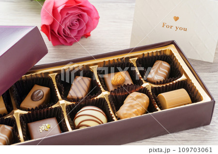 チョコとメッセージカードとバラの花 109703061