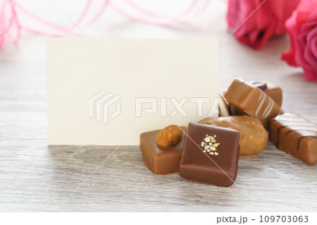 チョコとメッセージカードとバラの花 チョコとメッセージカードとバラの花 109703063