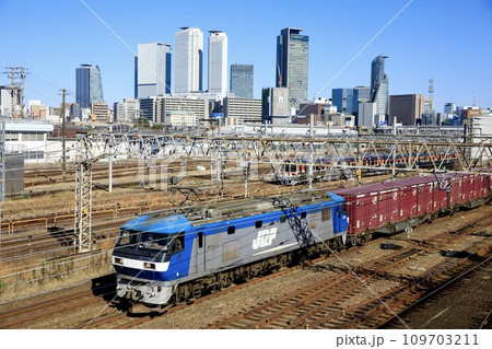 名古屋駅の高層ビル群をバックに走るEF210牽引の貨物列車 名古屋駅の高層ビル群をバックに走るEF210牽引の貨物列車 109703211