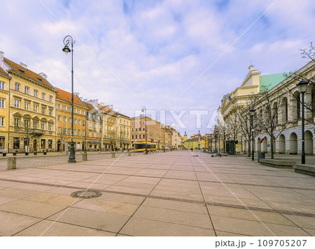 ワルシャワ・ポーランド 「クラクフ郊外通り」沿いの美しい町並み / Warsaw, Poland ワルシャワ・ポーランド 「クラクフ郊外通り」沿いの美しい町並み / Warsaw, Poland 109705207