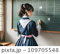 教室で黒板の前に立つ女子高校生 109705548