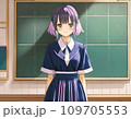教室で黒板の前に立つ女子高校生 109705553