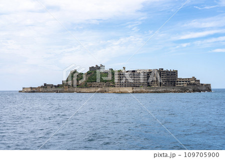 長崎県/ 海上から見る「軍艦島（端島）」 109705900