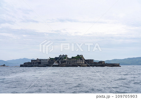 長崎県/ 海上から見る「軍艦島（端島）」 109705903
