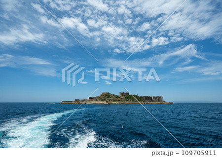 長崎県/ 海上から見る「軍艦島(端島)」 長崎県/ 海上から見る「軍艦島(端島)」 109705911
