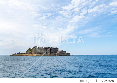 長崎県/ 海上から見る「軍艦島（端島）」 109705920