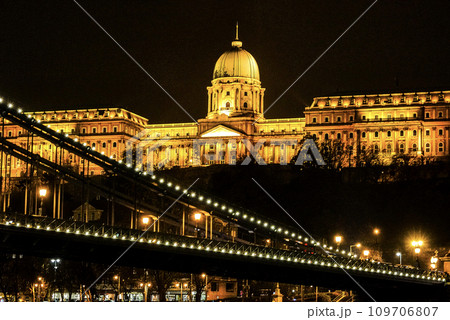 ドナウ川の船上から見たライトアップされたブダペストの夜景 109706807