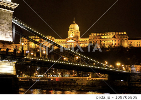 ドナウ川の船上から見たライトアップされたブダペストの夜景 109706808