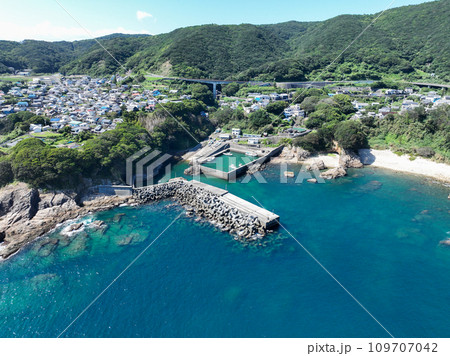 高知県土佐清水市 松尾漁港 海老洞周辺の風景 高知県土佐清水市 松尾漁港 海老洞周辺の風景 109707042