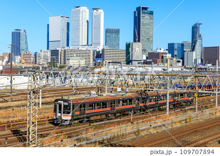 名古屋駅の高層ビル群をバックに走るキハ75形快速みえ 109707894