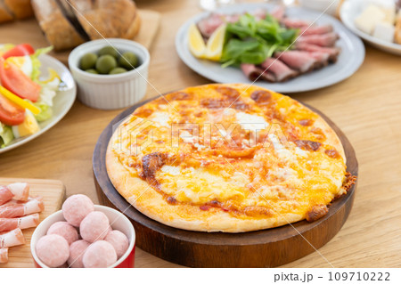 テーブルに並んだパーティ料理 109710222