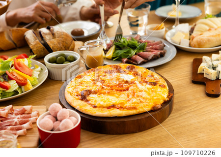 テーブルに並んだパーティ料理 テーブルに並んだパーティ料理 109710226