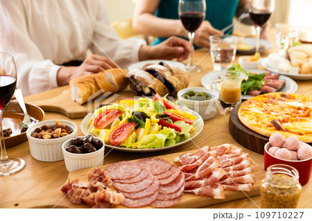 テーブルに並んだパーティ料理 テーブルに並んだパーティ料理 109710227