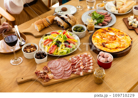 テーブルに並んだパーティ料理 109710229