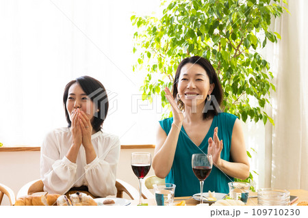 ホームパーティを楽しむ女性 ホームパーティを楽しむ女性 109710230