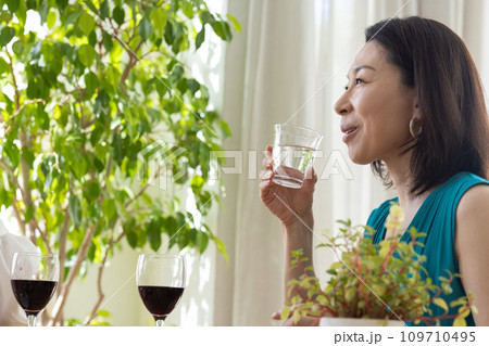 食事を楽しむ女性 109710495